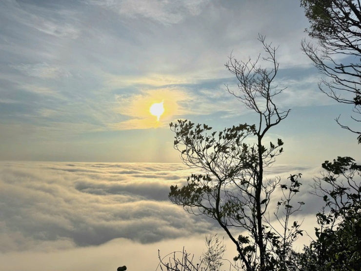 Biển mây tuyệt đẹp lúc bình minh từ góc nhìn ở đền thờ Chủ tịch Hồ Chí Minh. Ảnh: Nguyễn Đức Anh