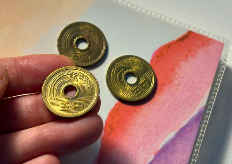Những đồng xu 5 yên được du khách săn lùng khi đến Nhật Bản với mong muốn cầu may. Ảnh: NVCC
