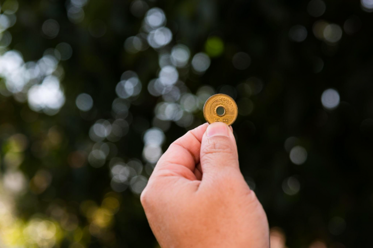 Đồng 5 yên Nhật mang nhiều ý nghĩa biểu tượng văn hoá. Ảnh: Zheng XUE / Unsplash