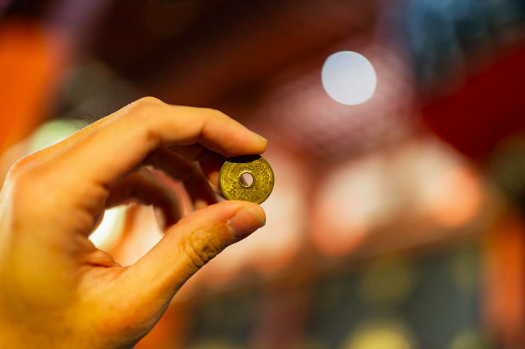 Người dân Nhật Bản luôn vui vẻ, tìm cách "thối" lại những đồng xu 5 yên với lời chúc dành cho du khách. Ảnh: Zheng XUE / Unsplash