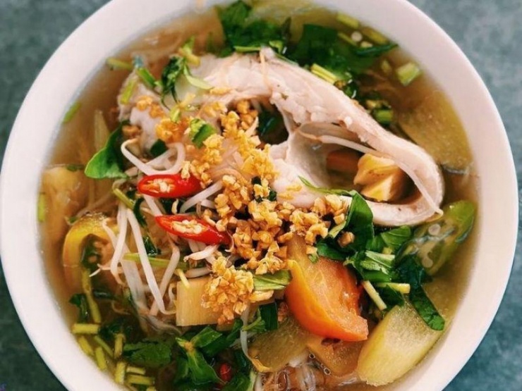 Giá đỗ nấu canh chua cá lóc.