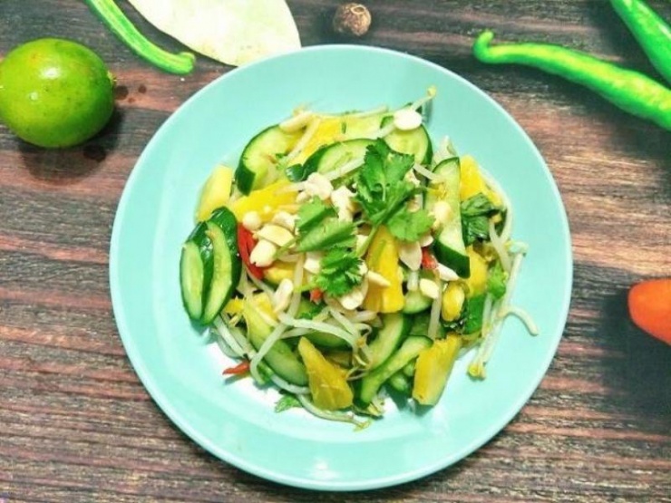 Nộm giá đỗ dưa chuột.