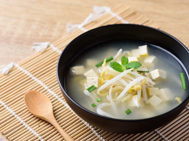 Giá đỗ nấu canh với đậu phụ.