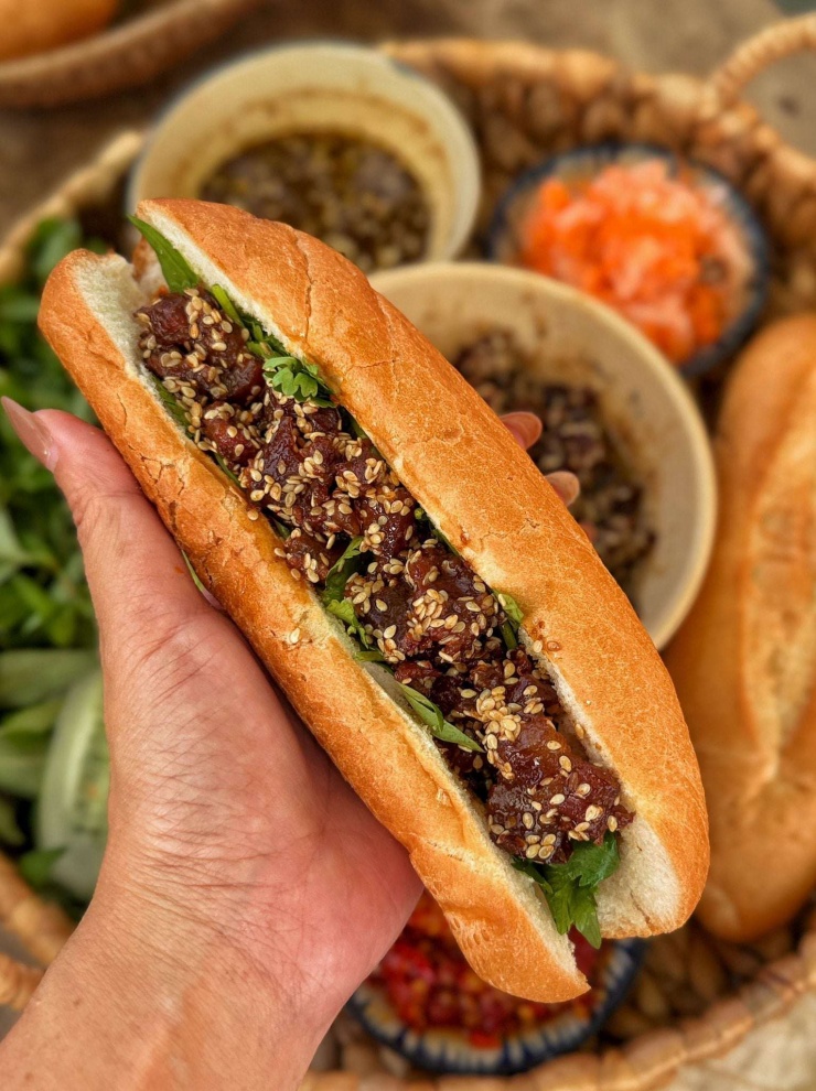 Đừng ăn kèm bánh mì với pa tê hay chả, hãy thử ngay cách biến tấu này, đảm bảo “ăn là nghiền” - 4