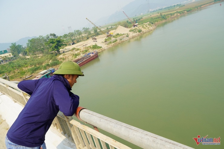 Người đàn ông vẫn chưa hết run rẩy khi nhớ lại khoảng khắc nhảy từ trên cầu Nam Đàn xuống sông Lam cứu người. Ảnh: T.T