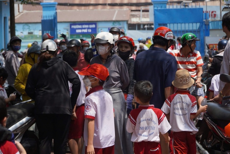 Học sinh trường Tiểu học Bình Quới Tây được cha mẹ đón về sau khi dừng bữa ăn bán trú&nbsp; (ảnh: C.P)