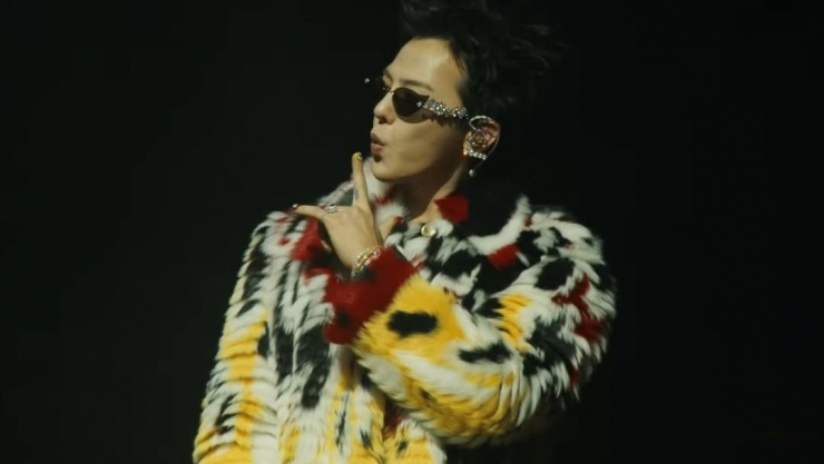 G-Dragon gây bùng nổ với visual ấn tượng và phong thái “thủ lĩnh” đặc trưng.
