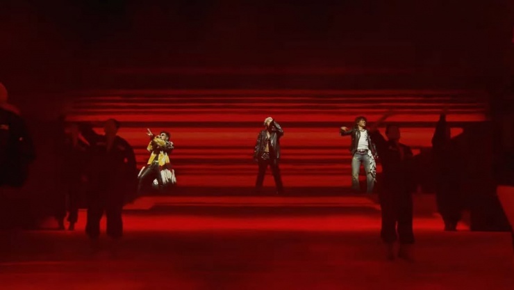 Cả ba thành viên BIGBANG hòa quyện trong một sân khấu bùng nổ năng lượng giữa biển khán giả tại Coachella.