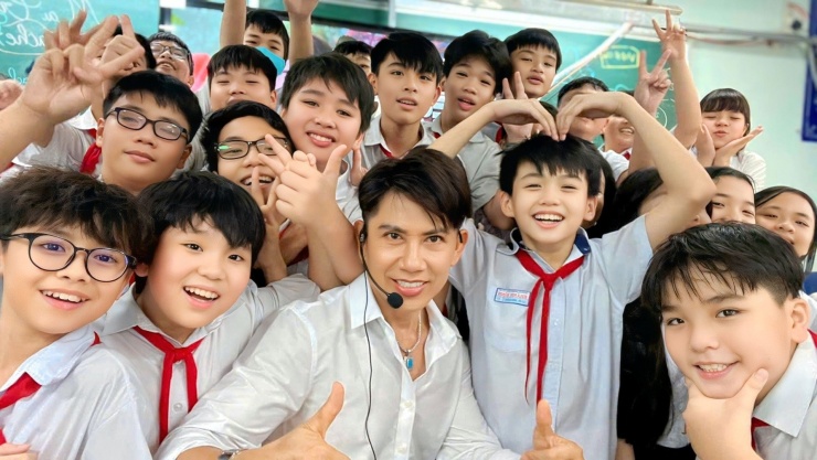 Mai Tuấn hòa đồng, dễ gần, được học sinh yêu mến. Ảnh: FBNV