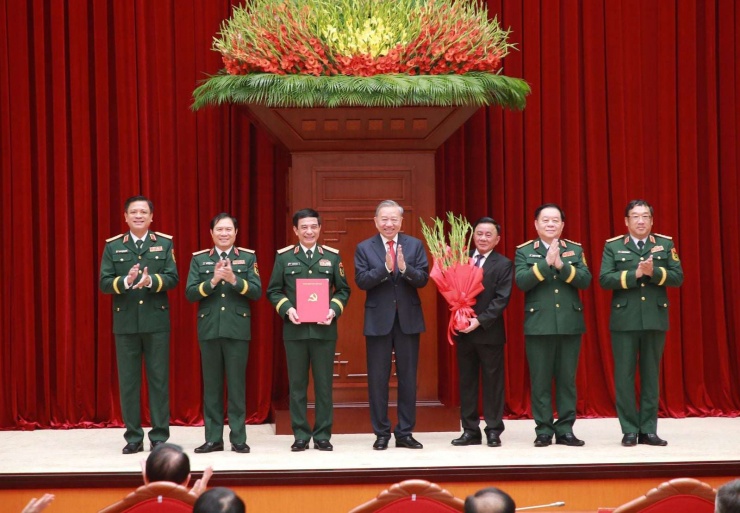 Tổng Bí thư, Chủ tịch nước Tô Lâm trao Quyết định chỉ định tham gia Quân uỷ, Ban Thường vụ, Bí thư, Phó Bí thư Quân uỷ Trung ương nhiệm kỳ 2025- 2030. Ảnh:&nbsp;dangcongsan.vn