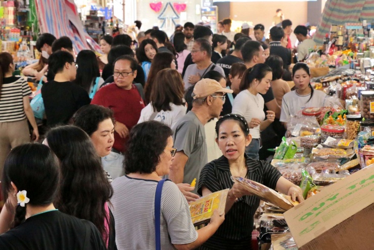 Du khách tham quan chợ Hàn, TP Đà Nẵng. Ảnh: D.B