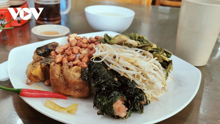 Giá cơm bụi cũng tăng từ 10.000-20.000 đồng/suất.