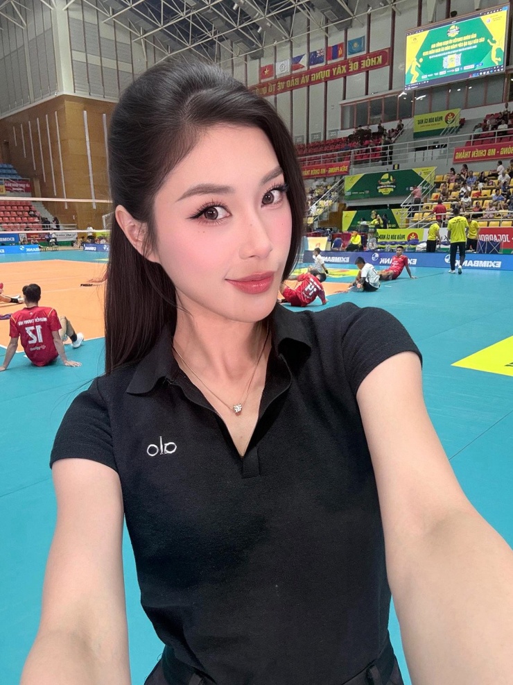 Cô thường xuyên xuất hiện trên sân, là gương mặt trở nên quen thuộc tại các giải bóng chuyền trong nước