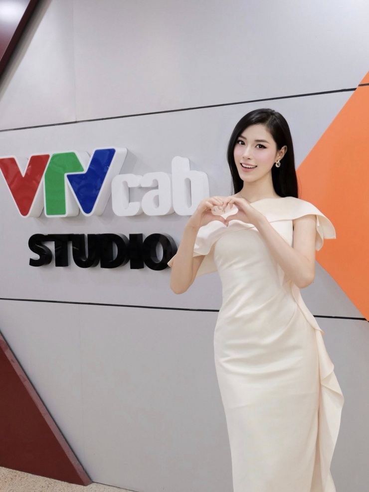 Sau khi giải nghệ ở tuổi 19 năm 2021, cựu VĐV bóng chuyền Đặng Thu Huyền trở thành MC thể thao của VTVCab