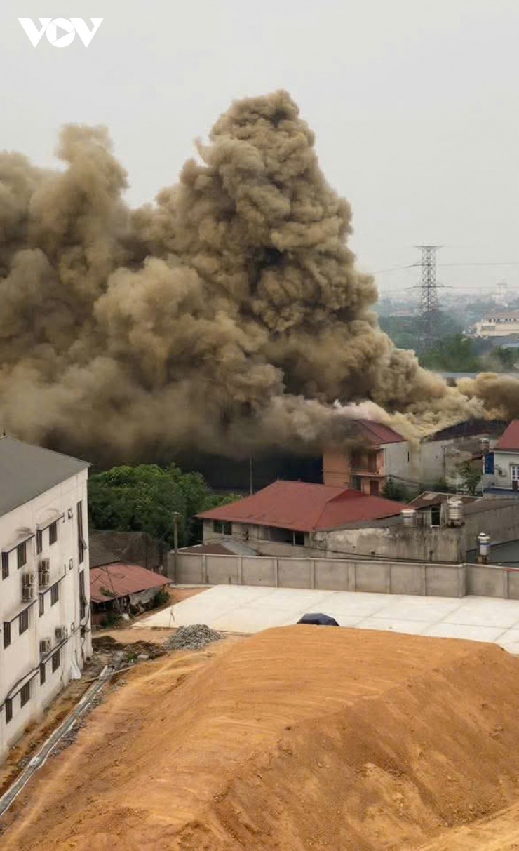 Cột khói bốc cao khiến người dân lo lắng.