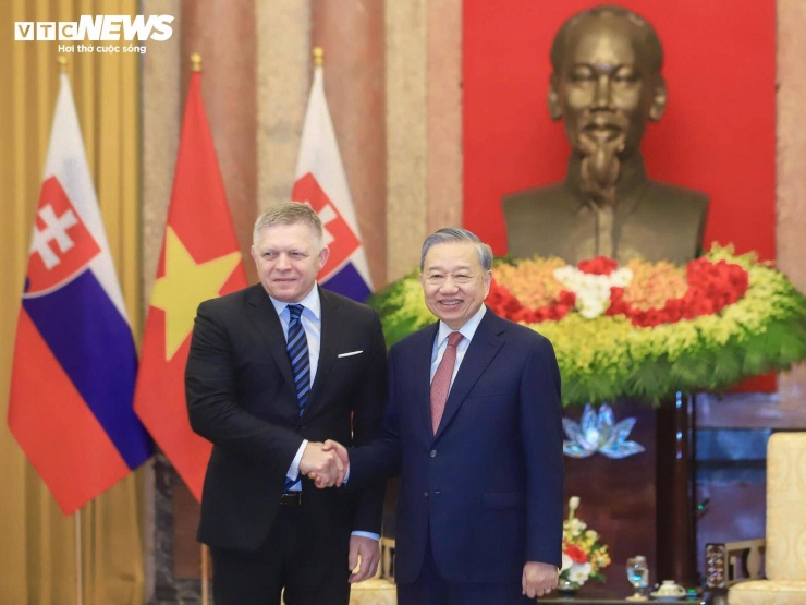 Chiều 13/4, tại Phủ Chủ tịch, Tổng Bí thư, Chủ tịch nước Tô Lâm tiếp Thủ tướng Cộng hòa Slovakia Robert Fico đang có chuyến thăm chính thức Việt Nam.