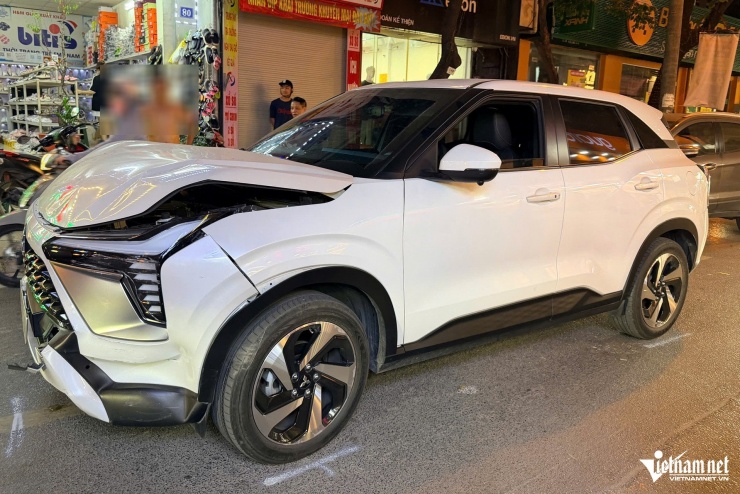 Ô tô do người phụ nữ điều khiển bị hư hỏng sau tai nạn. Ảnh: Đình Hiếu