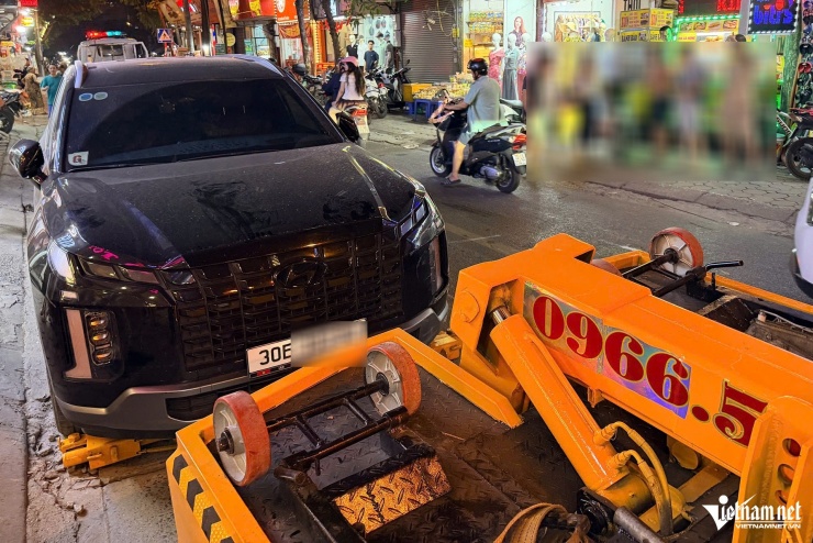 Lực lượng chức năng cẩu kéo các phương tiện liên quan khỏi hiện trường. Ảnh: Đình Hiếu