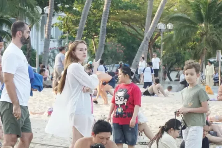 Đổ xô ra biển Nha Trang giải nhiệt