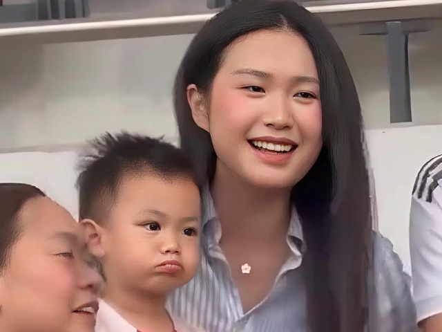 Ảnh sao 13/4: Vợ Đoàn Văn Hậu bế con trai ra sân cổ vũ chồng