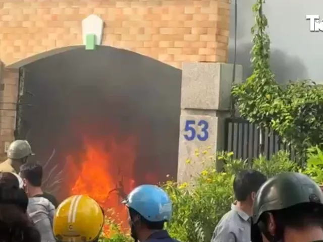 Cháy dữ dội ở TPHCM, hàng loạt xe máy trơ khung