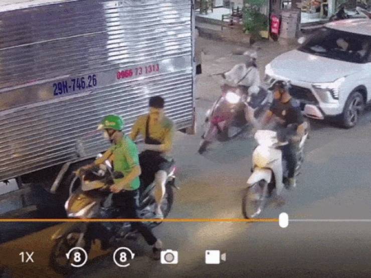 Đâm loạt xe ở Hà Nội, nữ tài xế hoảng loạn, gục trên vô lăng