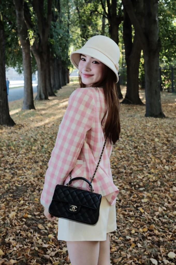 Hòa Minzy đeo túi Văn Toàn tặng đi du lịch Nga.