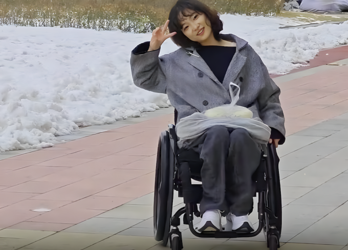 Bai bị liệt sau vụ tai nạn ô tô do bạn trai cũ điều khiển. Ảnh: HK01