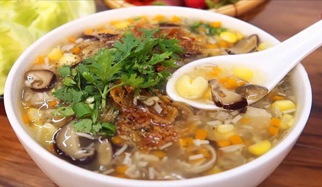 Súp gà ngô nấm màu sắc bắt mắt, thơm lừng. Vị súp đậm đà ngọt tự nhiên từ bắp, cà rốt và nấm đùi gà. Thịt gà dai ngon ăn không ngán.