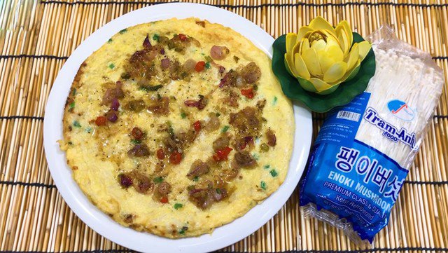 Trứng chiên là món chiên vô cùng quen thuộc với mọi người kết hợp với nấm giòn ngon sẽ vô cùng hấp dẫn.