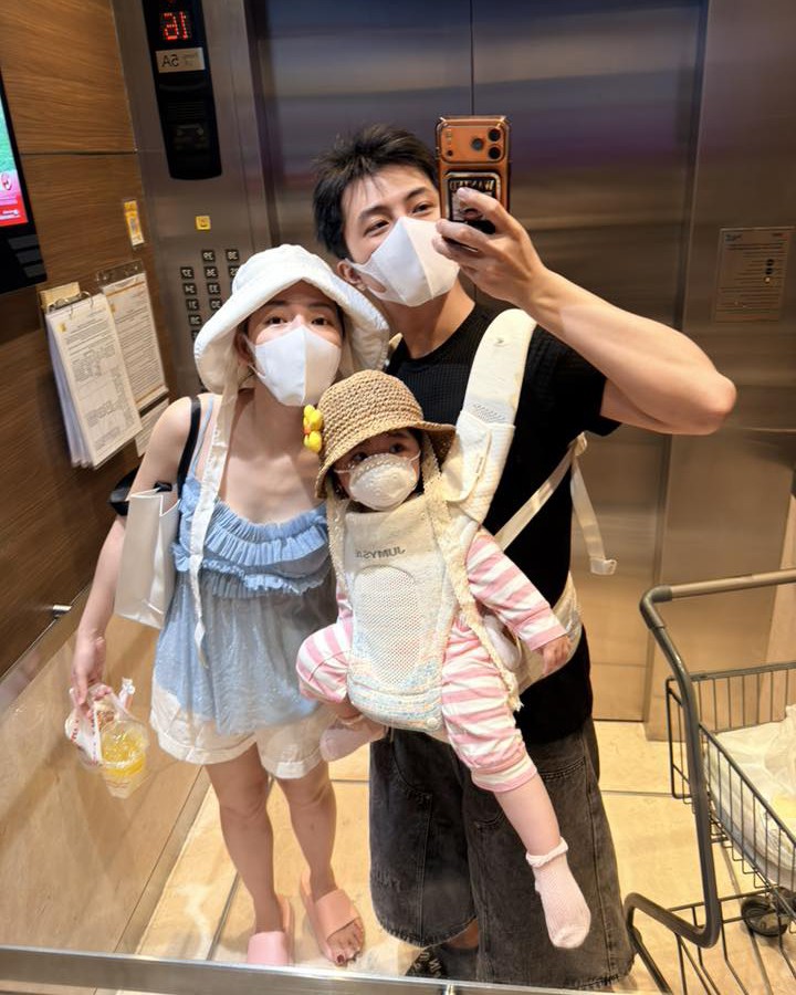 Ảnh sao 13/4: Vợ Đoàn Văn Hậu bế con trai ra sân cổ vũ chồng - 2