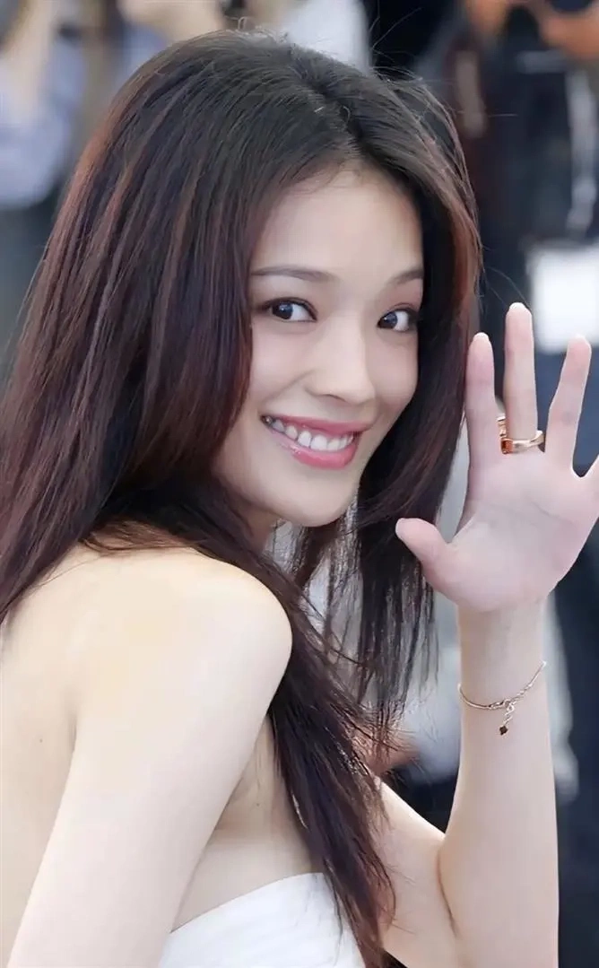 Thư Kỳ xinh đẹp tuổi trẻ. Ảnh: Weibo