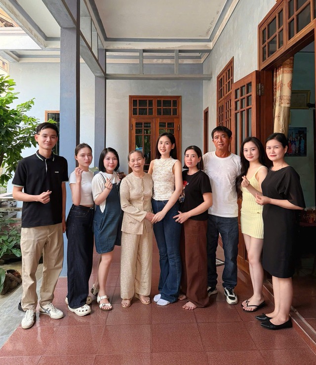 Gia đình, người thân chào đón Trương Tâm Như sau hành trình Miss World Vietnam.