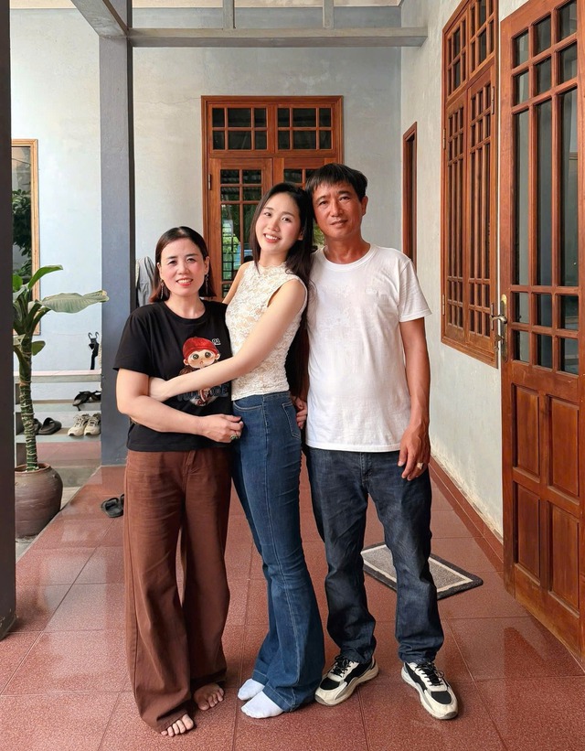 Trương Tâm Như trở về trong vòng tay ba mẹ sau 1 tháng hành trình Miss World Vietnam 2025.