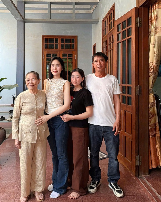 Á hậu Trương Tâm Như đặt mục tiêu kiếm nhiều tiền để báo hiếu, mong ba nghỉ công việc lái xe công trình vất vả sau nhiều năm mưu sinh.