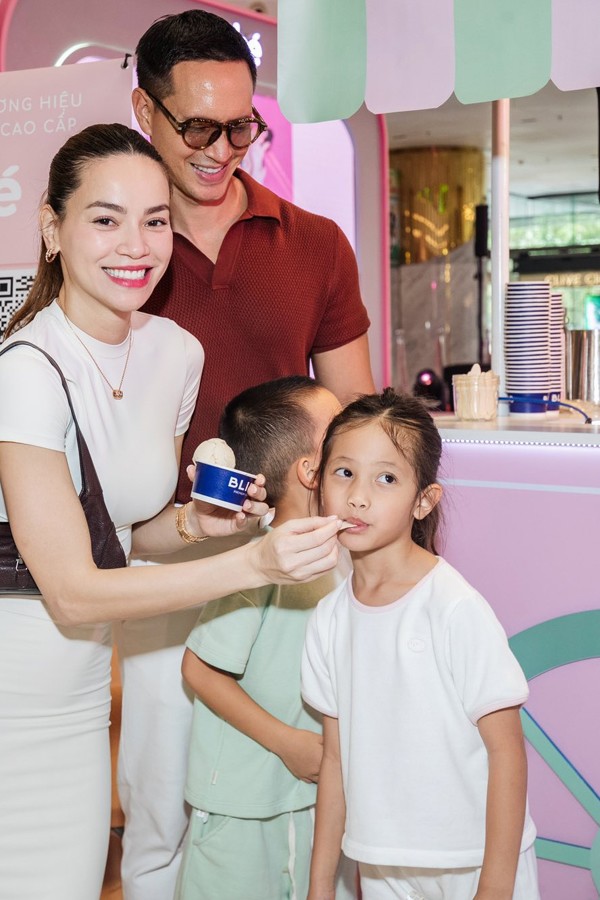 Đôi chân dài của Lisa - con gái Hồ Ngọc Hà gây chú ý - 5