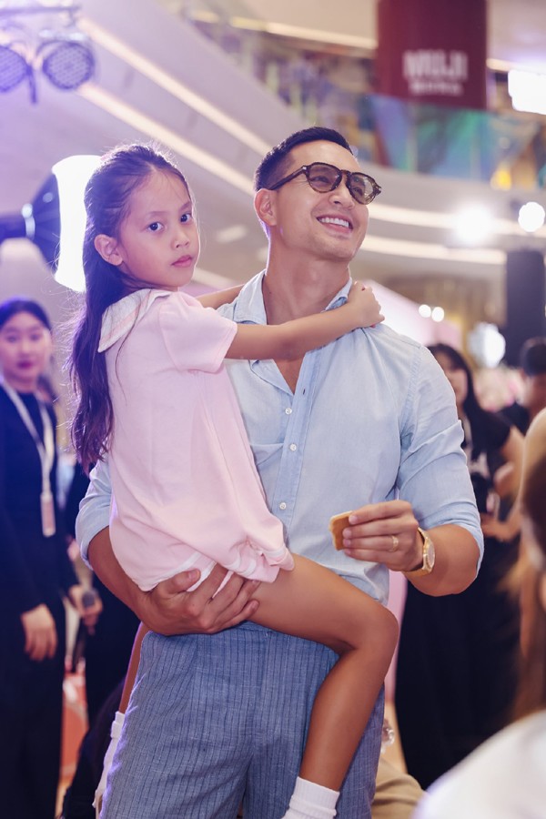 Đôi chân dài của Lisa - con gái Hồ Ngọc Hà gây chú ý - 4