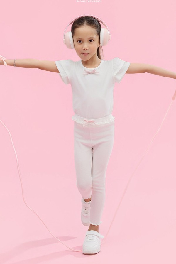 Đôi chân dài của Lisa - con gái Hồ Ngọc Hà gây chú ý - 8