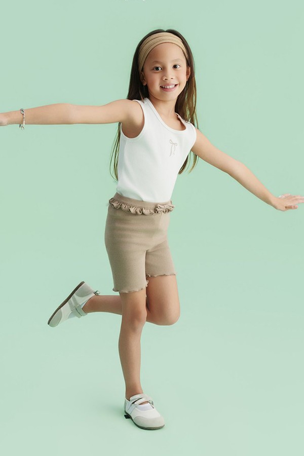 Đôi chân dài của Lisa - con gái Hồ Ngọc Hà gây chú ý - 7