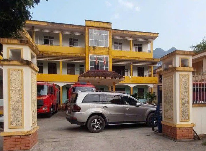 Hoàng Xuân Khoát đậu xe ô tô chắn lối vào Trạm CSGT. Ảnh: Công an cung cấp&nbsp;