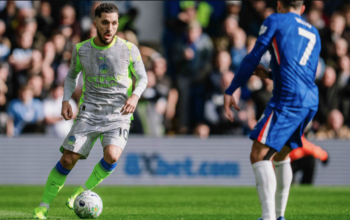 Rayan Cherki xé toang hàng thủ Chelsea