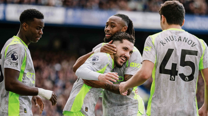 Đồng đội ghi nhận đóng góp của Cherki