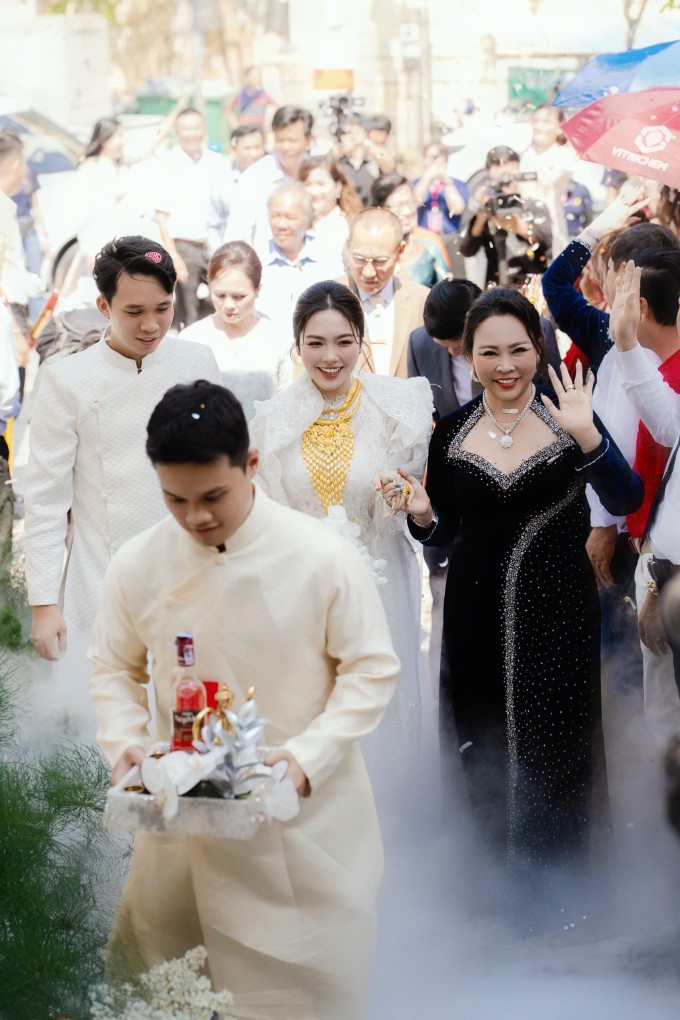 Đám cưới 'công tử Bạc Liêu' chi nửa tỷ đồng, phủ kín gốm sứ, tranh khảm vàng - 3