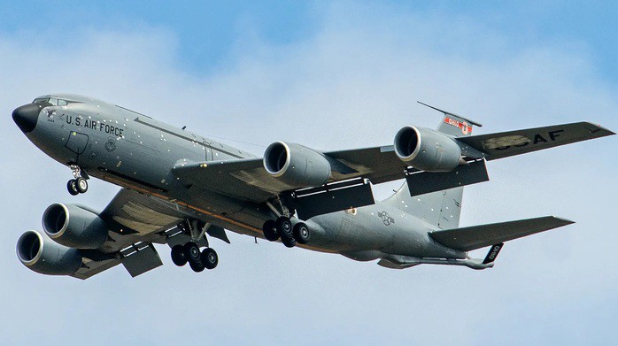 Một bức ảnh cho thấy chiếc máy bay KC-135R Stratotanker của Không quân Mỹ đầy những mảnh vá. Ảnh: THE WAR ZONE