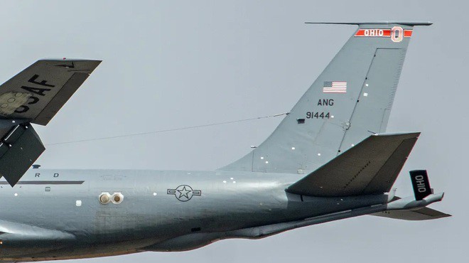 Lộ hình ảnh máy bay Mỹ đầy miếng vá khi về từ Trung Đông - 3