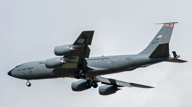 Cận cảnh các "dấu vết lạ" trên thân máy bay - Ảnh: THE WAR ZONE