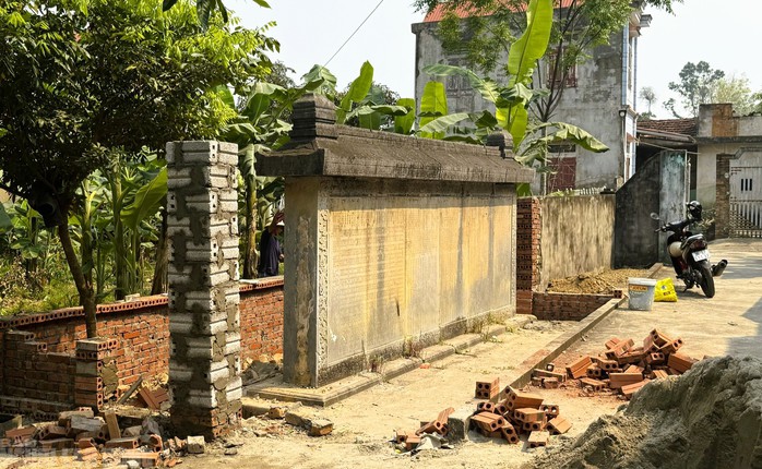 Bia cổ hơn 300 năm đã được phá dỡ hàng rào và tiến hành xây tường bao quanh để bảo vệ