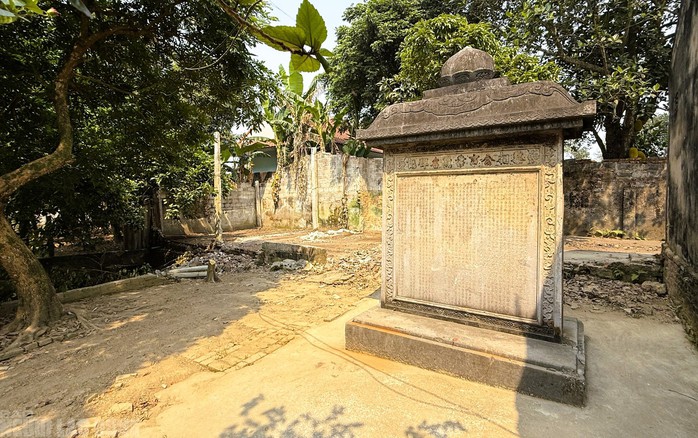 Khu vực tấm bia cổ bên trong khu đất nhà ông Dương Bá Hùng đã được dọn dẹp, tháo dỡ công trình chăn nuôi bỏ không trước đây, tạo không gian thông thoáng