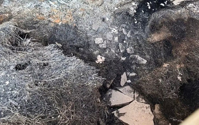 Lượng lớn tro rơm tại hiện trường căn phòng nơi phát hiện các nạn nhân