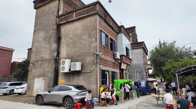 Bên ngoài quán lẩu ông Mo lúc nào cũng tấp nập khách xếp hàng.